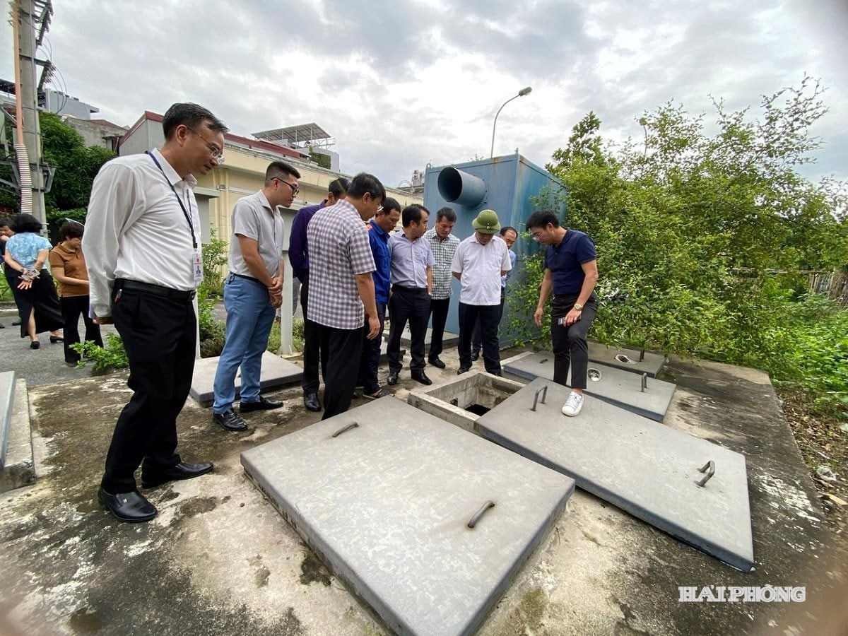 Đoàn giám sát của HĐND thành phố giám sát tại trạm bơm nước thải trên địa bàn phường Gia Viên.
