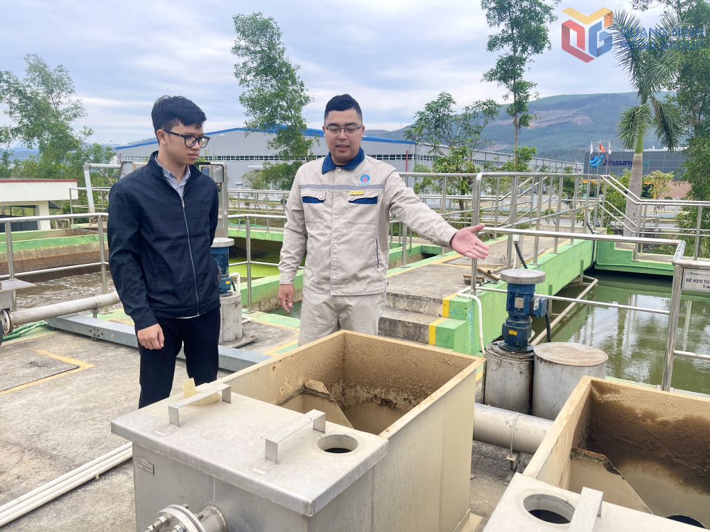 Cán bộ phụ trách Trạm xử lý nước thải KCN Đông Mai giới thiệu quy trình xử lý nước thải tại Trạm. Ảnh: Hoàng Anh